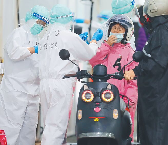 本土确诊数连日出现下滑，指挥中心认为是受假日筛检人数较少影响，而北市车来速快筛站23日仍有民眾骑机车前往採检。（季志翔摄）