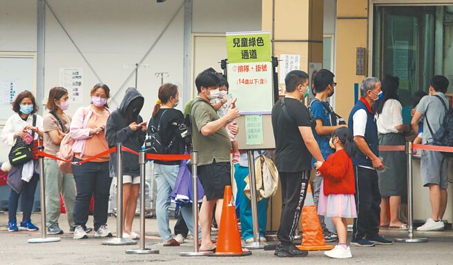 专家提醒，中南部长照机构恐成下一波战场，呼吁中央及早盘点各机构人力、设备、绿色通道及住民疫苗施打情况。图为新北市新店耕莘医院为儿童开绿色通道，快筛阳性的孩童藉由挂号、看诊、採检、拿药的一条龙服务，快速获得医疗协助。（陈君玮摄）