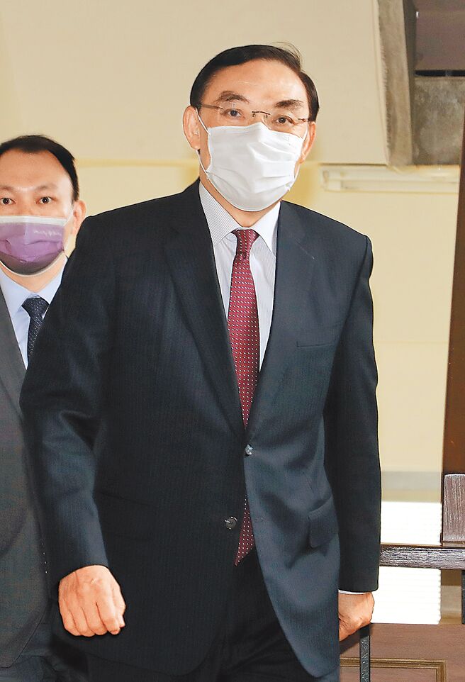 美國南加州爾灣台灣基督長老教發生槍擊事件，有立委建議未來可納入仇恨罪，對此，法務部長蔡清祥（見圖）23日赴立法院司法及法制委員會，會前受訪表示，法務部可以蒐集外國的立法例，再邀學者專家一起討論，如果認為現行法律不夠周延要納入的話，可以來想辦法來立法。 （劉宗龍攝）