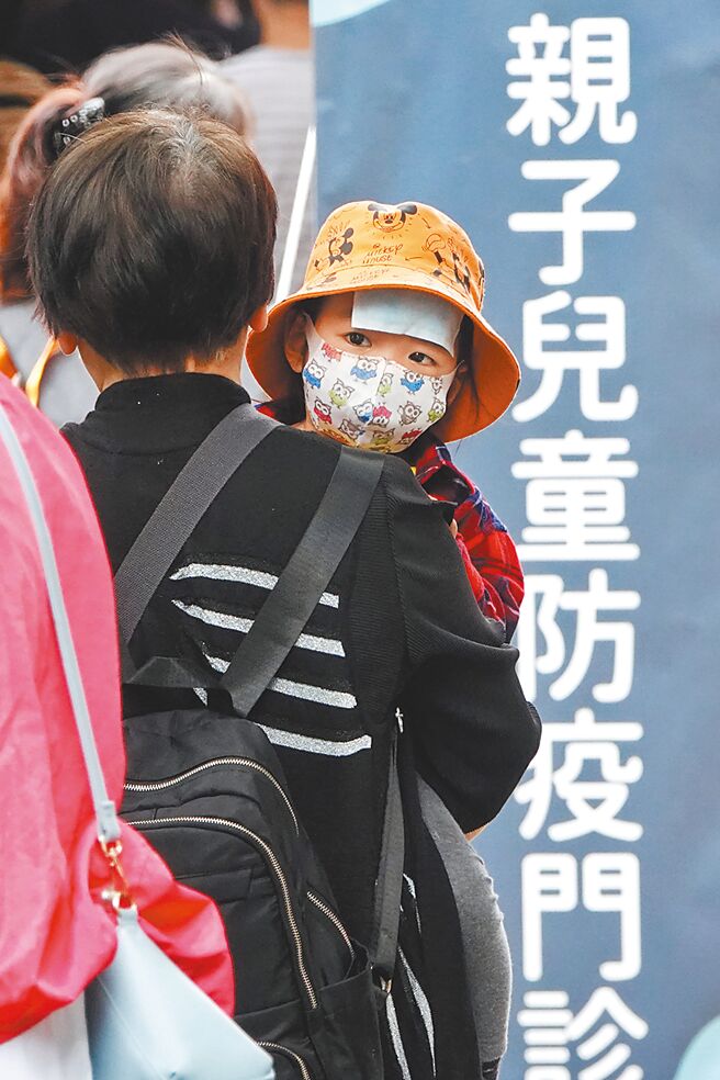 新冠本土确诊案例攀升，立委估产险公司防疫保单的曝险高达410亿元；金管会主委黄天牧坦言，恐怕会高于这个数字。（黄世麒摄）