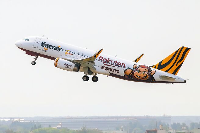 图为去年台湾虎航与国内职业棒球队Rakuten Monkeys合作推出首架彩绘机之「台虎乐猿．10号应猿团」微旅行。（本报资料照片）