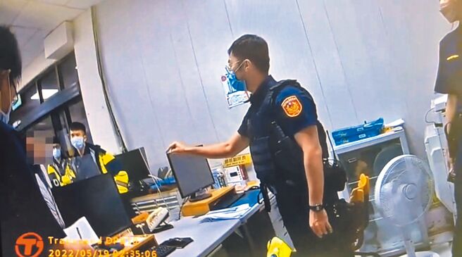 芦竹警分局23日公布4段监视器与员警密录器画面，员警将进入派出所喧哗的民眾赶出去。（芦竹警分局提供／陈梦茹桃园传真）