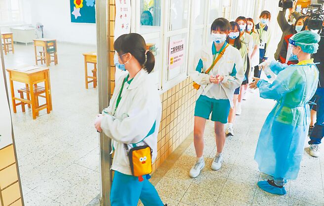 為避免校園疫情持續擴大，台北市高中以下學校23日至27日實施遠距教學。（本報資料照片）