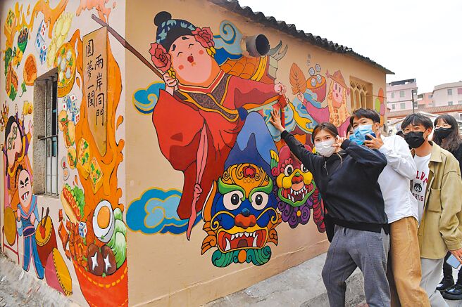 大陸防疫堅持動態清零下，跨省移動也變得困難，不利兩岸民間交流。圖為2021年12月在廈門的海峽論壇舉辦的創意塗鴉大賽，選手們在自己的獲獎作品前合影。（中新社）