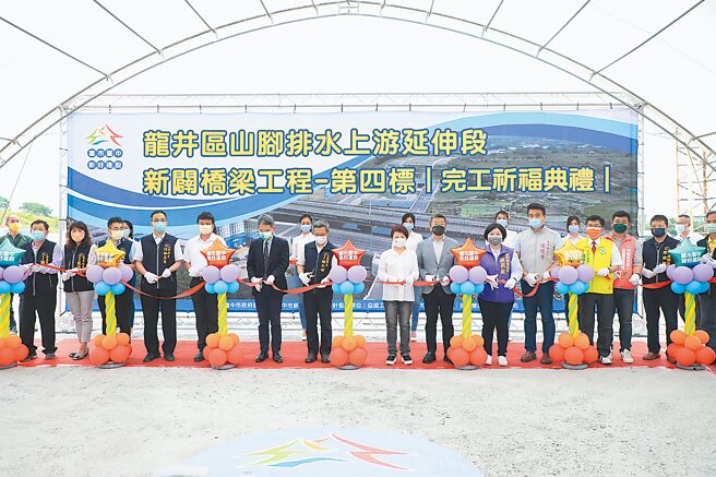 南山截水沟山脚排水上游延伸段新辟桥梁第四标完工，台中市长卢秀燕、立法院副院长蔡其昌出席祈福典礼。（陈淑娥摄）