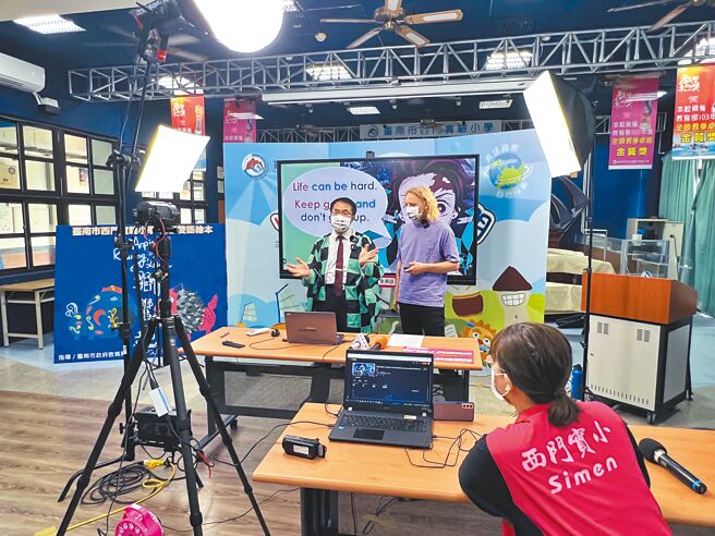 台南市長黃偉哲（左）視察提供公版國小英語線上教學的西門實驗國小時，特別穿上日本動漫《鬼滅之刃》男主角碳治郎的服裝，與美籍教師Dan（右）以英語幽默對話、互動。（洪榮志攝）