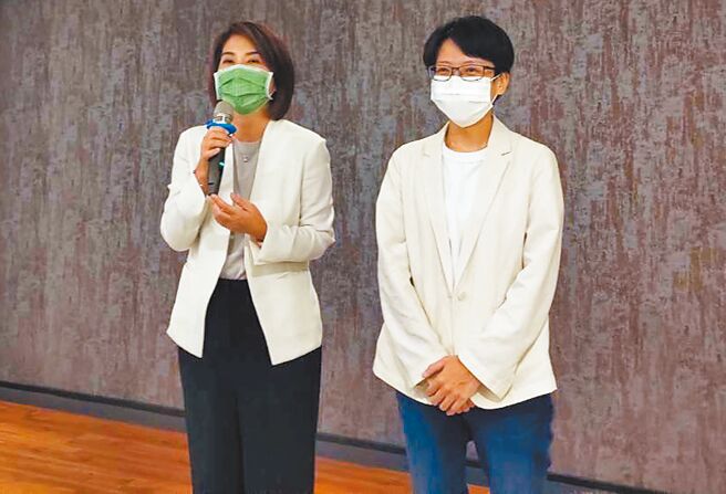 在立委周春米（左）加持下，民进党提名新人梁育慈挑战屏东县第一选区县议员。（林和生摄）