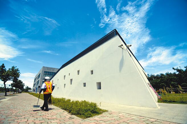 建筑外型有如环保方舟的台东县环保局新建厅舍，23日起正式进驻办公。（庄哲权摄）