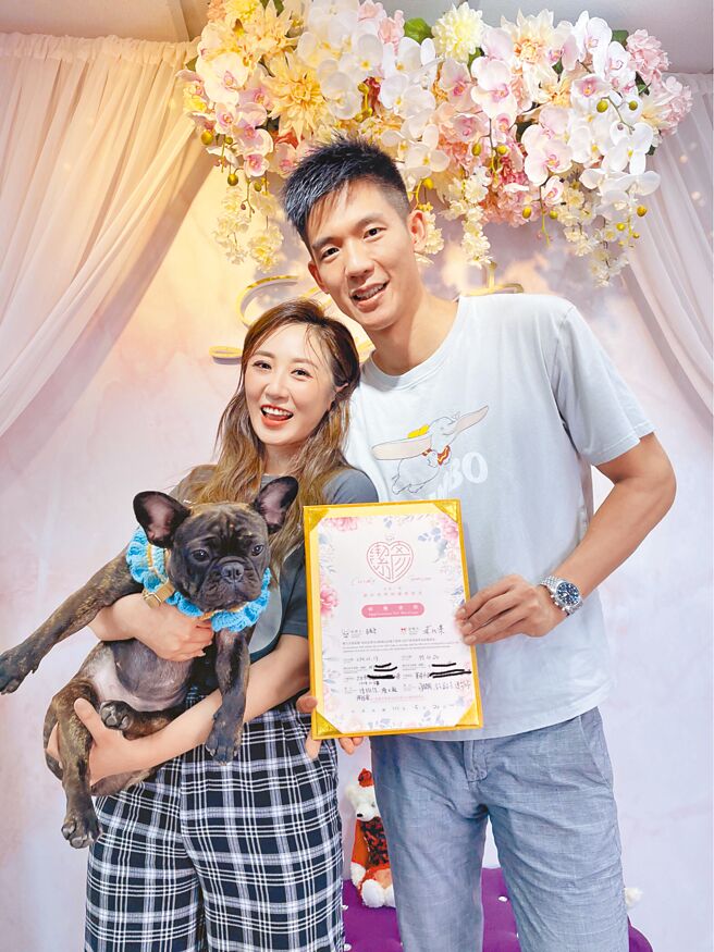 蔡允潔（左）在520升格為人妻，開心大喊：「我是詹太太」。（紅心字會提供）