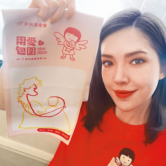 许玮宁透过作品《拥抱。吞噬。拥抱》，盼各界关注言语暴力问题。（家扶基金会提供）