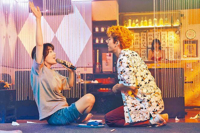 蔡淑臻（左）在《村里来了个暴走女外科》甜喊朱轩洋「主人」。（公视提供）