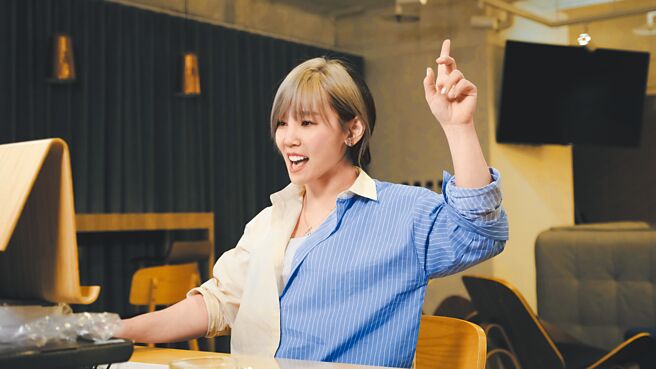 李佳薇前晚开直播与歌迷分享新歌及近况。（黑籁音乐提供）