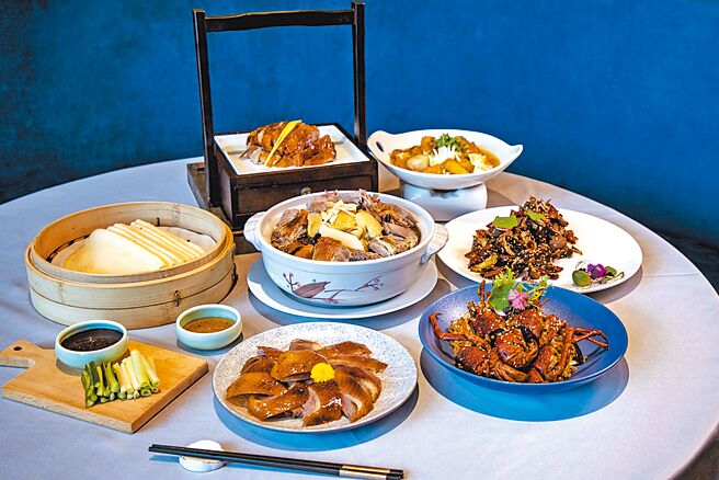 COZZI Blu和逸飯店‧桃園館，逸薈軒「鴨‧脂‧宴」烤鴨闔家4人分享餐。（國泰飯店觀光事業提供）