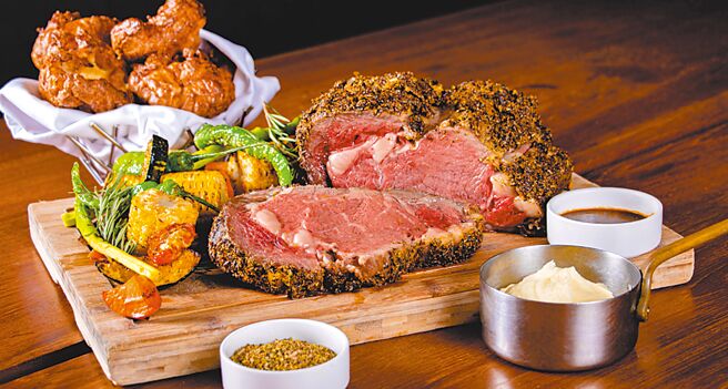 慕軒飯店不列顛式假日慢烤安格斯黑牛肋眼12盎司，限時53折只要690元。（國泰飯店觀光事業提供）