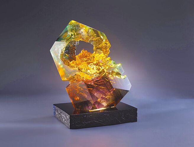 台湾文创琉璃精品tittot琉园参与中外艺品大赏，今年的〈经久不息〉（见图）上市前4个月销售所得10％，捐给家扶基金会，参与公益活动的典藏者也将获得精美「公益典藏证书」，8月31日前预购，享预购优惠价2万7100元。（tittot琉园提供）