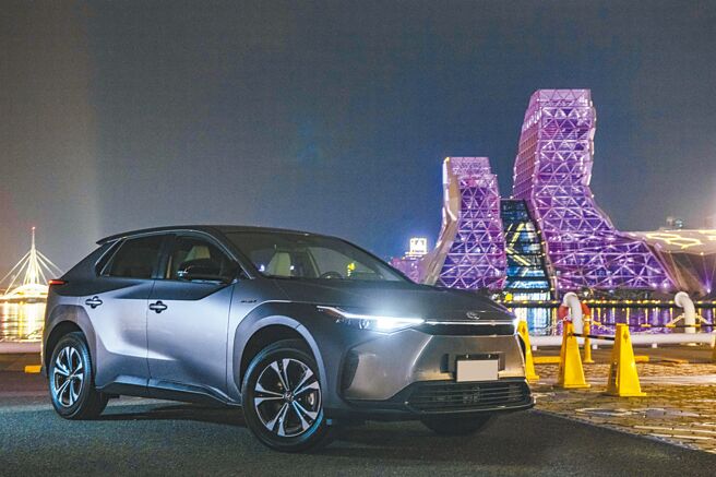 TOYOTA bZ4X车身有着明显的跑格化设计，同时提供多达6种车色选择，图为「星河钛」车色。（陈大任摄）