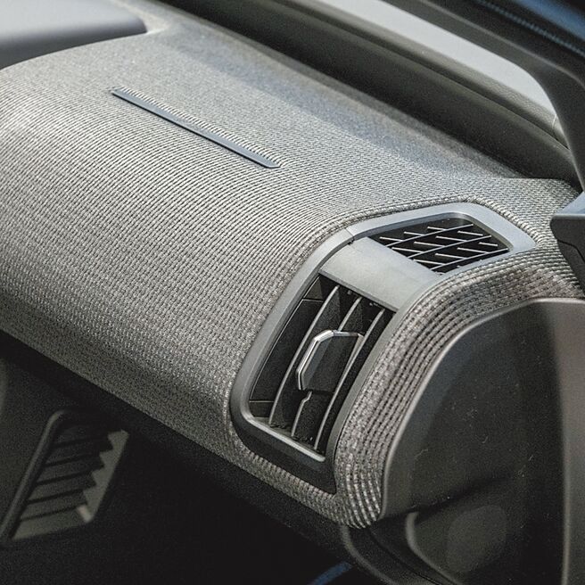 副驾前有浅浅的置物区，可惜无手套箱。（陈大任摄）