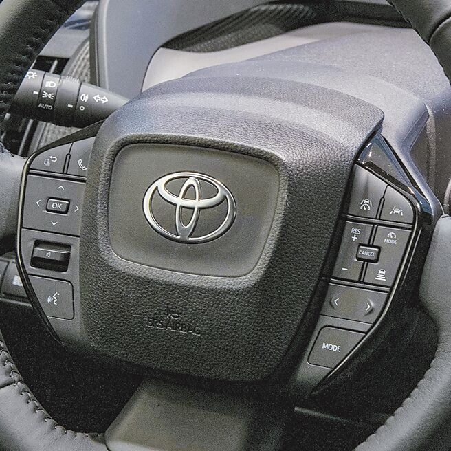 多功能方向盘操作起来很直觉也很方便。（陈大任摄）