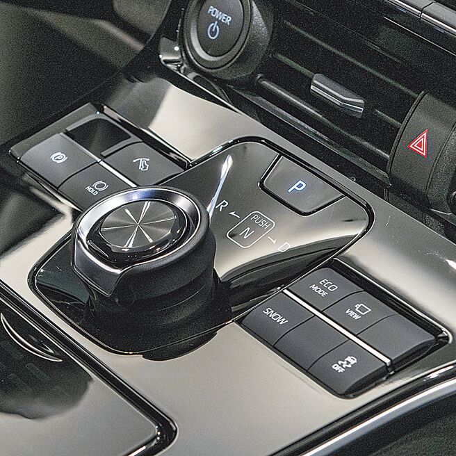 中央控制旋钮转左倒檔、转右进檔、按压为空檔。（陈大任摄）