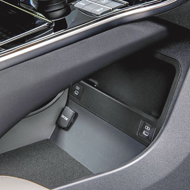 中央鞍座下方置物空间附充电孔。（陈大任摄）