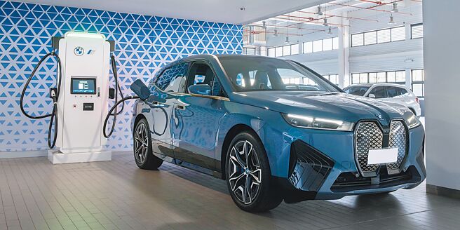 BMW iX xDrive40搭载容量为76.6kWh的电池组，最大马力可达326hp、最大扭力可达630Nm，0-100km／h加速6.1秒，最高续航里程可达425km，且最快仅需10分钟就能补充150km的行驶里程。（陈大任摄）