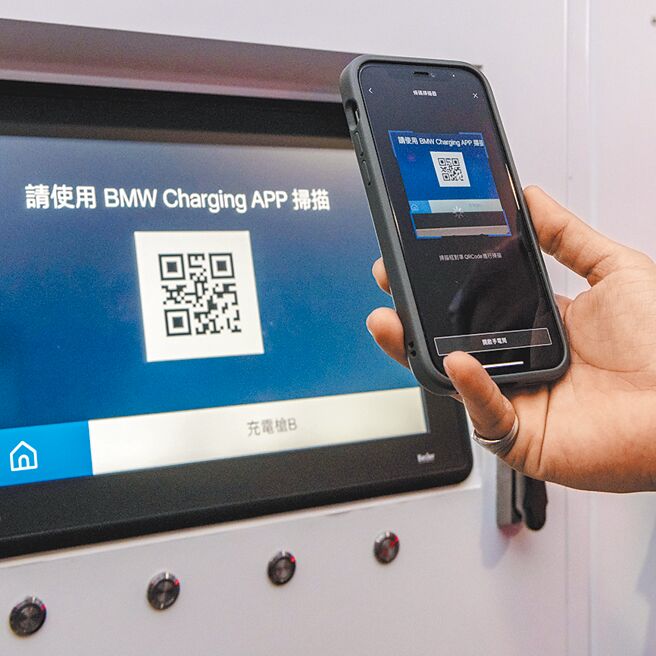 扫QR Code启动充电程序。（陈大任摄）