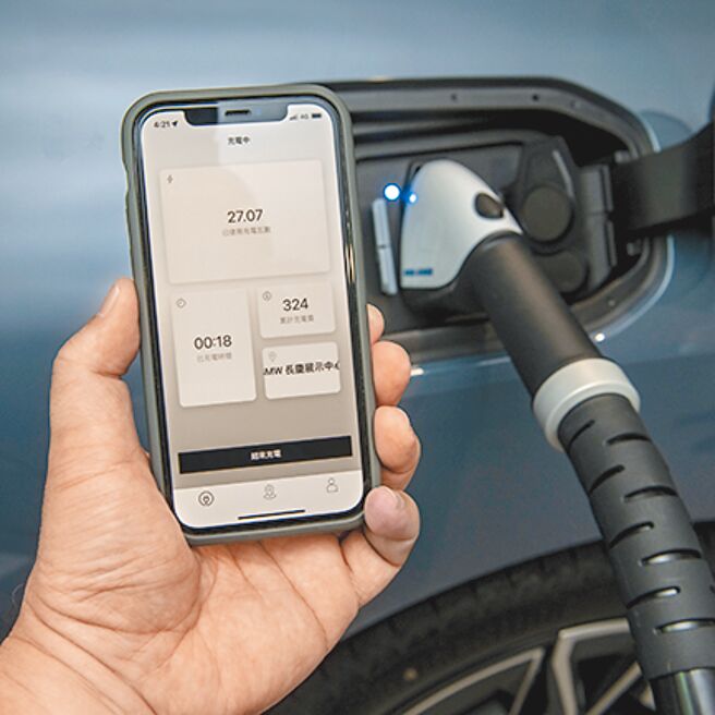 专用APP可显示充电的即时资讯，即使车主不在车旁也能一手掌握。（陈大任摄）