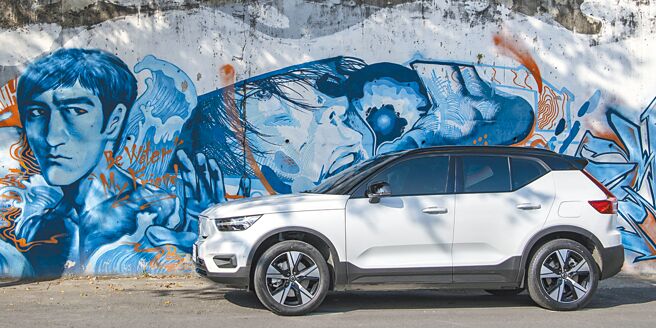 VOLVO XC40 Recharge P8 AWD搭载78 kWh容量400V高压锂电池，具408hp／67.3kgm最大动力输出，及0-100km／h加速4.9秒性能，最高续航里程达465km，最快30分钟可从20％电量充至80％。（陈大任摄）