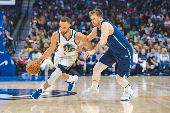 柯瑞（左）运球快速突破东契奇的盯防。（路透）