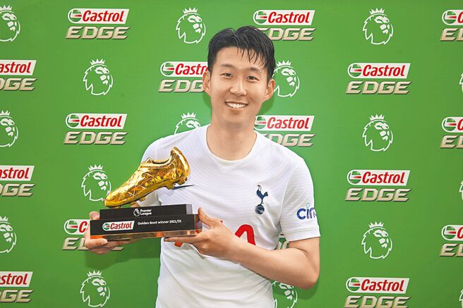 孙兴慜开心拿着英超金靴奖杯合照。（美联社）