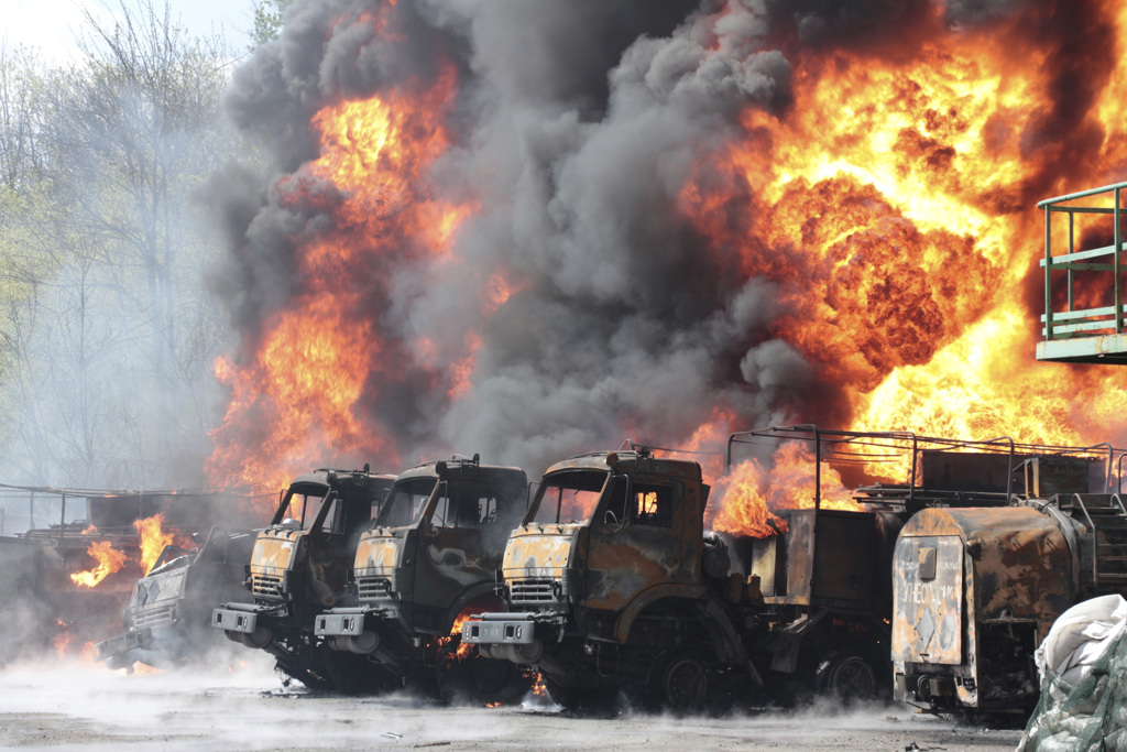亲俄分离部队控制的乌东马克耶夫卡（Makiivka）5月4日被飞弹攻击，导致油库起火，并波及附近的车辆。（美联社）(photo:ChinaTimes)