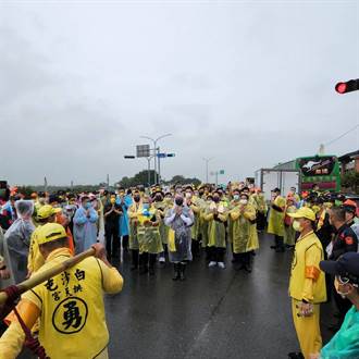 大甲警方雨中迎接「粉紅超跑」夜以繼日維護香客安全