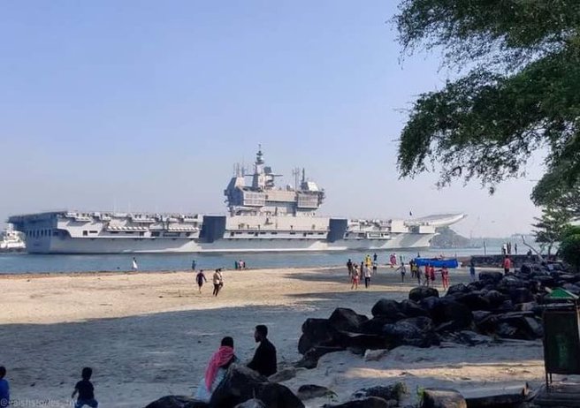 印度首艘国产航母维克兰号在多次延后完工时程之后，终于要在今年8月正式加入印度海军服役。（图／推特@ManglaniKisore）