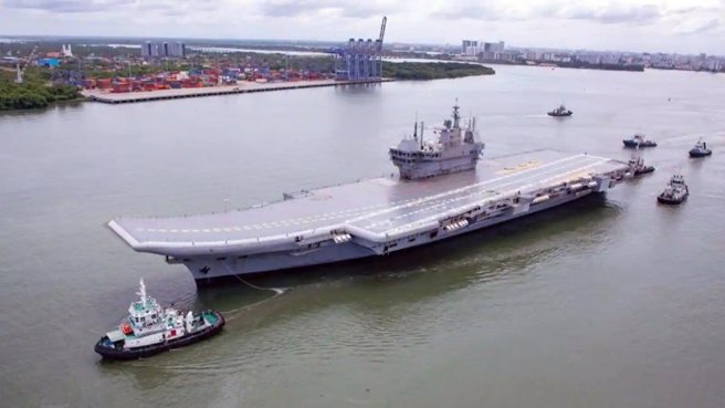 印度首艘国产航母维克兰特号服役后，由于新的海军基地尚未完工，它必须暂时借用科钦造船厂的泊位，创下航母服役后没有母港的首例。（图／推特@Tanmaycoolkarni）