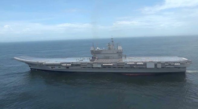 印度国产航母建造过程极为缓慢，还发生许多意外事故，建造期间为了 配合执政党选举而举行下水典礼，事后再拖回乾船坞继续施工 ，因此前后共有3次下水仪式，成为全球国防界的笑柄。（图／推特@Rahulkheswa）