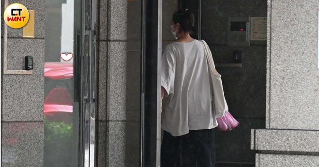 买完吃的之后，王净直接返家。（图／本刊摄影组）