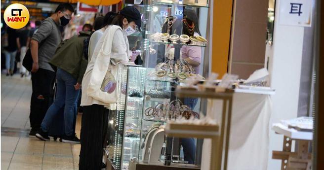 傍晚王净出门去挑水晶串珠手炼。（图／本刊摄影组）