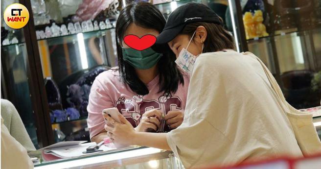 王净一边询问店员一边挑选珠子，还视讯询问友人意见。（图／本刊摄影组）