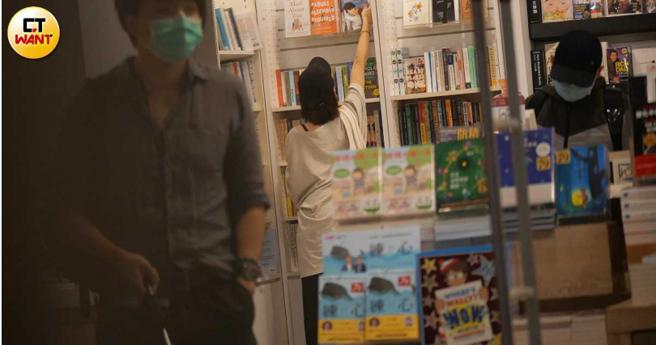 买完珠子王净又去了拼图店和书店，挑完书结束晚间行程返家。（图／本刊摄影组）