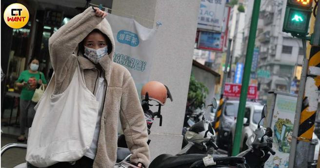 隔天王净穿着厚外套出门买了小饭糰果腹。（图／本刊摄影组）