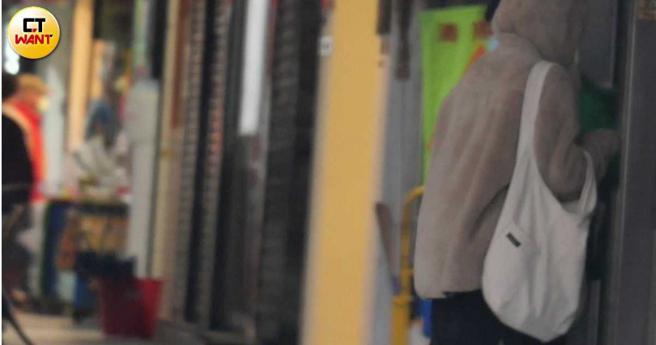 买完吃的王净同样哪也没去又直接返家。（图／本刊摄影组）