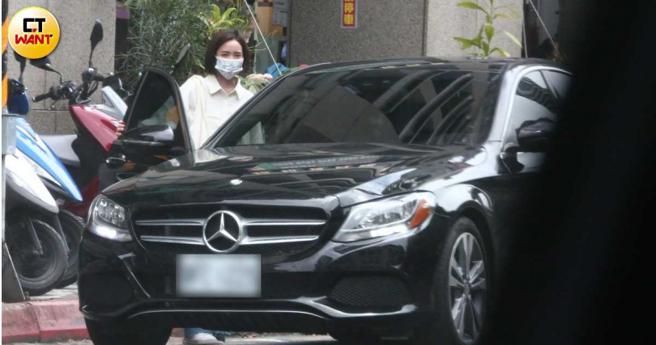 本月19日王净搭乘姊姊Maple的车外出。（图／本刊摄影组）