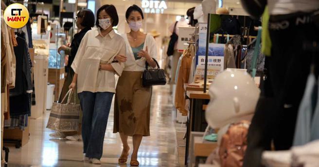 姊妹俩一同逛百货公司，看来十分悠閒。（图／本刊摄影组）