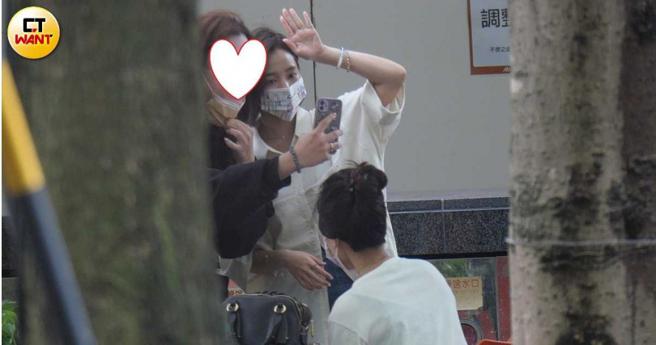 对粉丝十分亲切的王净，遇到合照要求也来者不拒。（图／本刊摄影组）