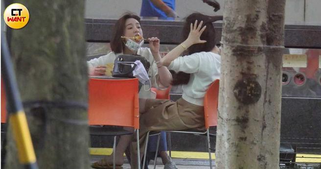 没有偶像包袱的王净，在户外区大方用餐，吃相十分豪爽。（图／本刊摄影组）