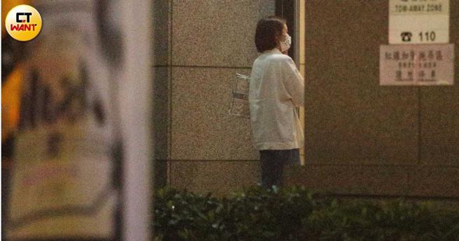 姊妹聚会结束后，王净又是一个人默默回家。（图／本刊摄影组）