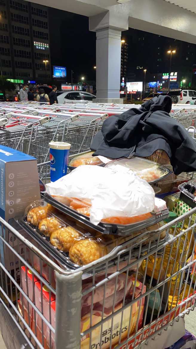 宜兰女网友买满整车后，才发现车钥匙遗失，找遍卖场都找不到，没想到店员不但加班帮忙找，还主动帮她把生食换成新鲜的。(图／Costco好市多 商品经验老实说)