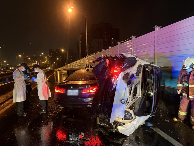 台64线五股段24日深夜发生严重车祸，2辆BMW因不明原因追撞，造成1死1伤。（图／民眾提供）