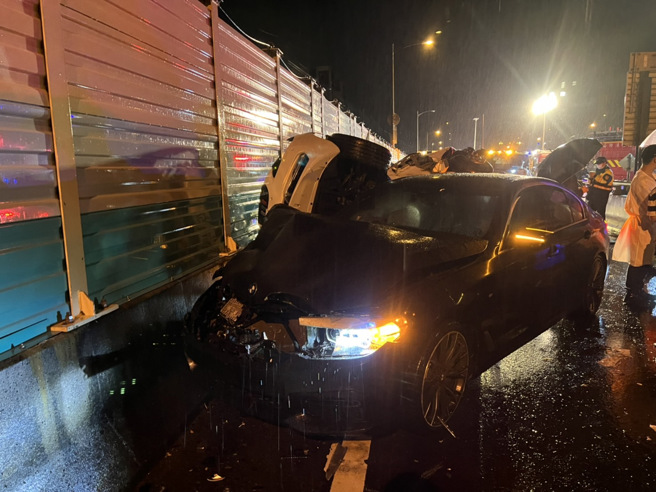 台64线五股段24日深夜发生严重车祸，2辆BMW因不明原因发生追撞，现场一片狼藉。（图／民眾提供）