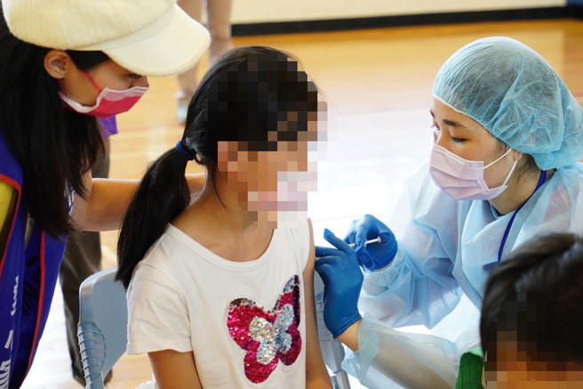 疫情升溫，家長帶著未滿12歲兒童打疫苗。圖為先前兒童接種莫德納的畫面。（本報系資料照）